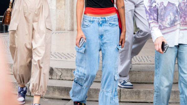 Tendenza inverno 2023-2024: i pantaloni cargo in denim - Foto Charlotte Mesman