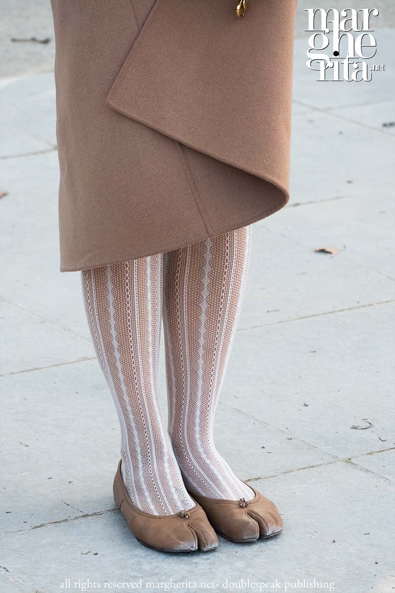 Le fashionista's sono ancora ossessionate dalle Tabi shoes - Foto Charlotte Mesman