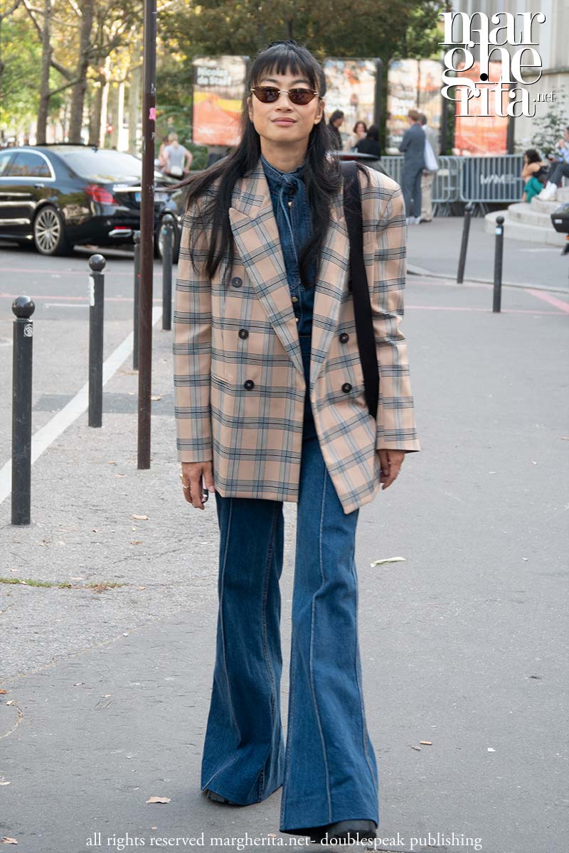 Moda streetstyle: le tendenze denim per l'autunno inverno 2023 2024 - Foto Charlotte Mesman