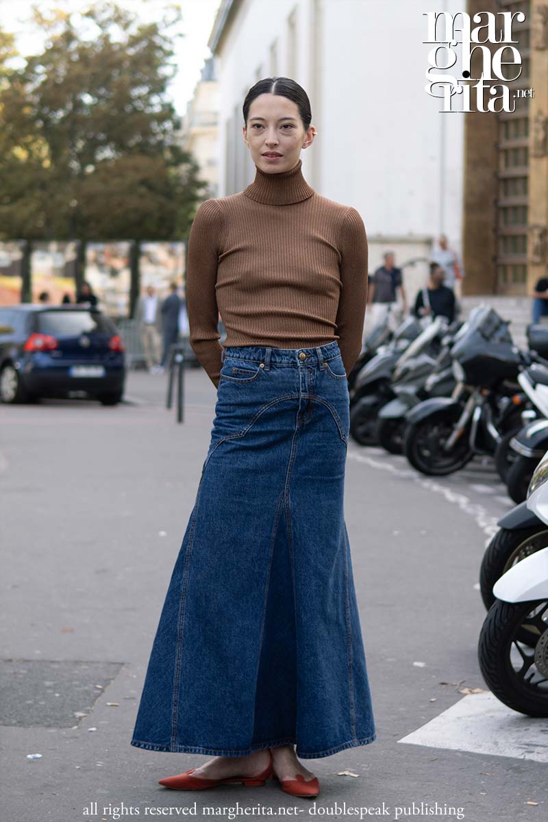 Moda streetstyle: le tendenze denim per l'autunno inverno 2023 2024 - Foto Charlotte Mesman