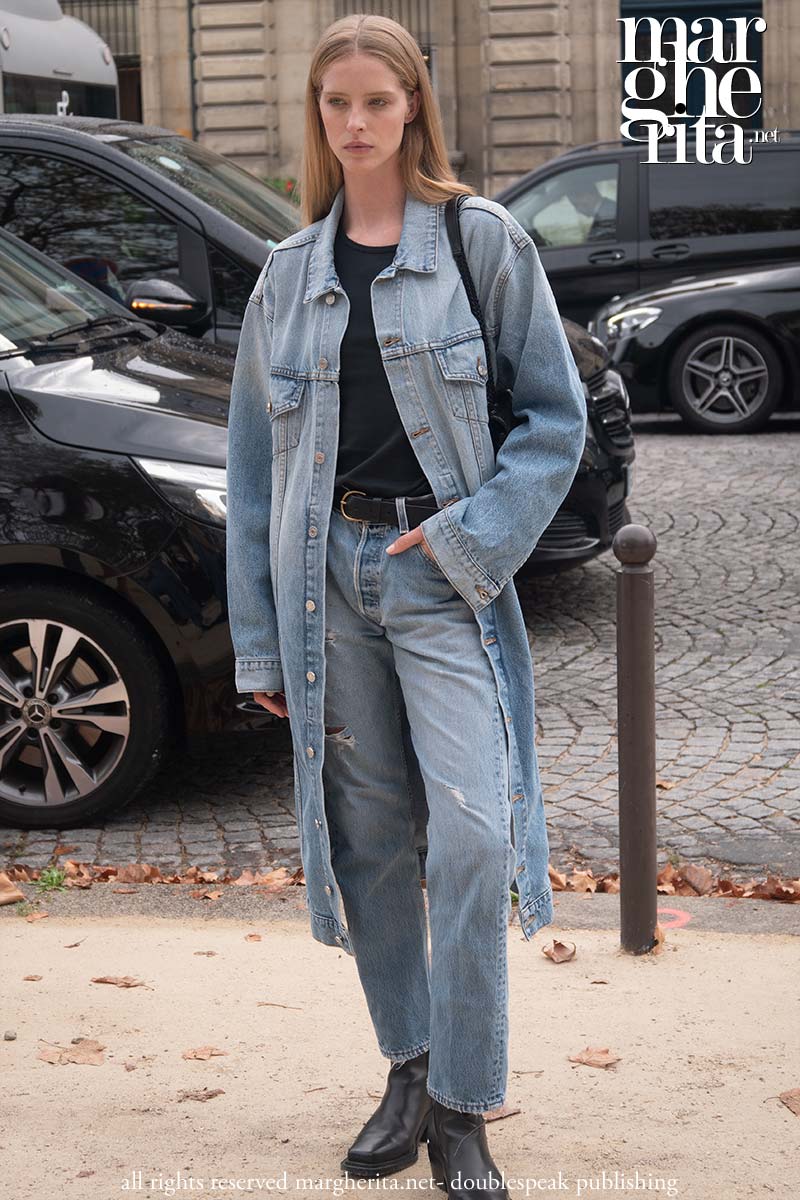 Moda streetstyle: le tendenze denim per l'autunno inverno 2023 2024 - Foto Charlotte Mesman