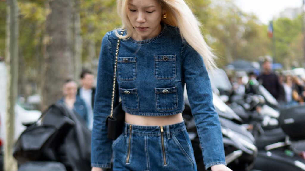 Moda streetstyle: le tendenze denim per l'autunno inverno 2023 2024 - Foto ADVERSUS