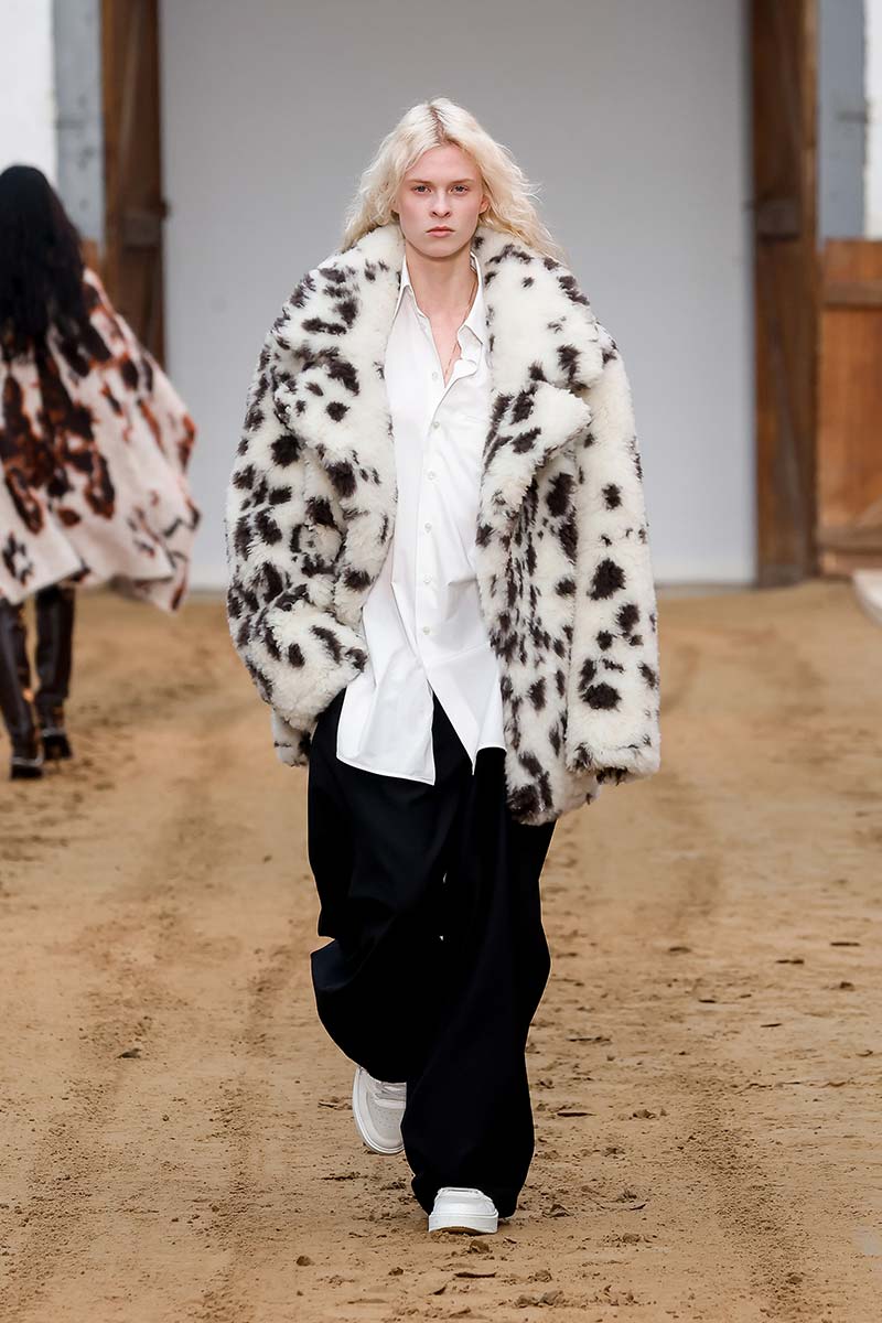 Le principali tendenze per i cappotti invernali 2023 2024 - Photo courtesy of Stella McCartney