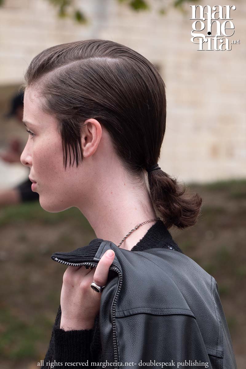 Le ultime tendenze per i capelli del 2024? Minimaliste ed androgine - Foto Charlotte Mesman