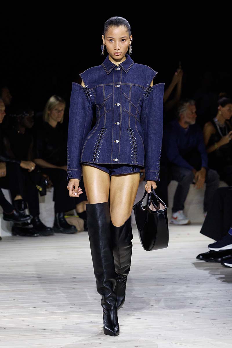 Le principali tendenze moda jeans e denim per il 2024 - Photo courtesy of Alexander McQueen