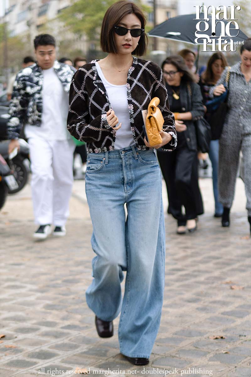 Le nuove tendenze moda jeans per il 2024, direttamente dallo street style di Chanel - Foto Charlotte Mesman