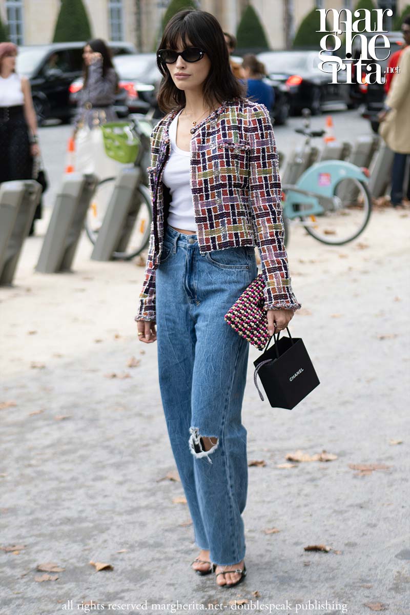 Le nuove tendenze moda jeans per il 2024, direttamente dallo street style di Chanel - Foto Charlotte Mesman