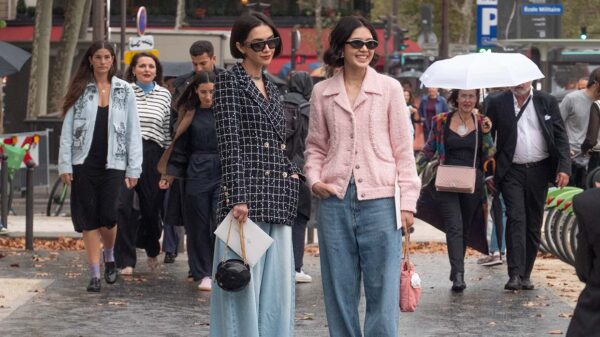 Le nuove tendenze moda jeans per il 2024, direttamente dallo street style di Chanel - Foto Charlotte Mesman