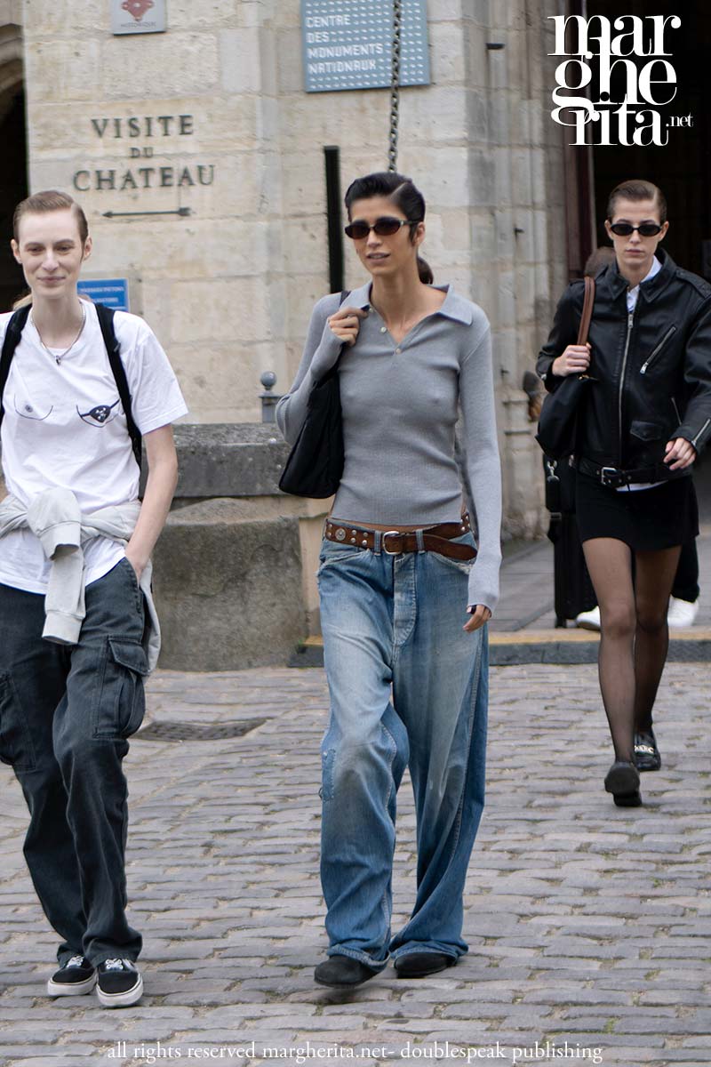 Ecco le tendenze jeans per il 2024 più viste tra le modelle - Photo Charlotte Mesman