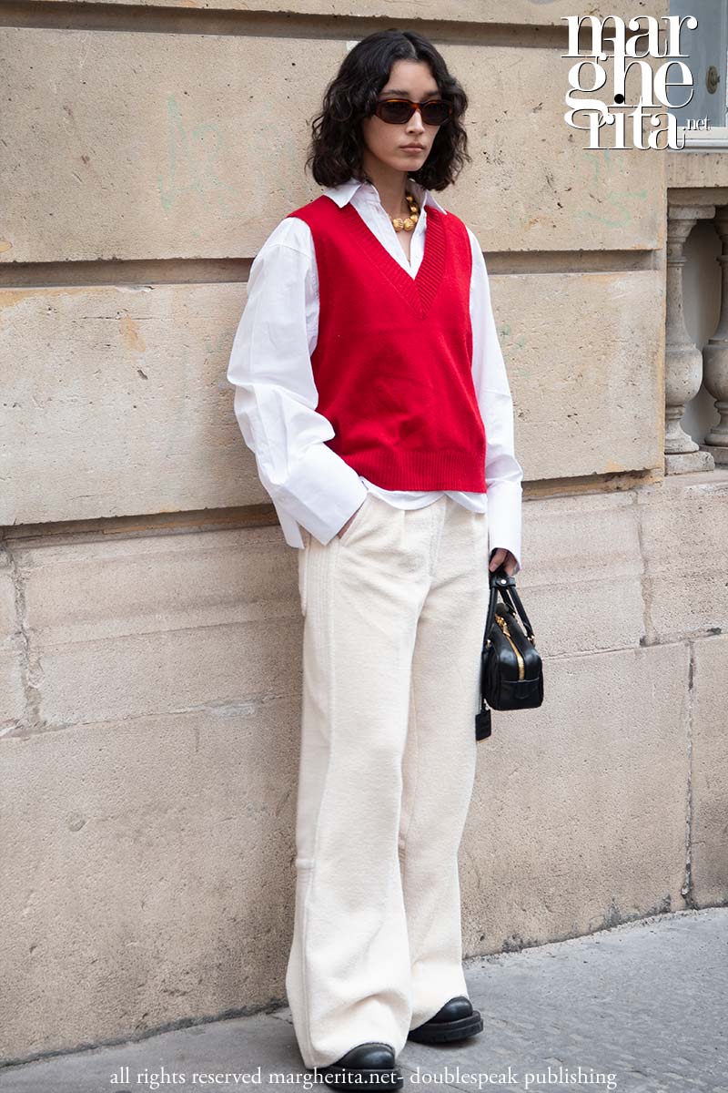 Il colore rosso nella moda street style del 2024 - Photo Charlotte Mesman