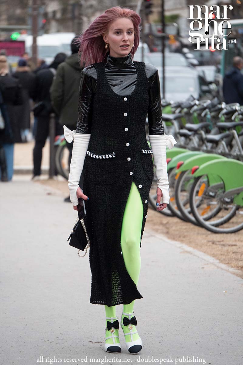 Collant colorati (anche verde veleno). Lo streetstyle da Chanel. Nuove tendenze moda - Foto Charlotte Mesman