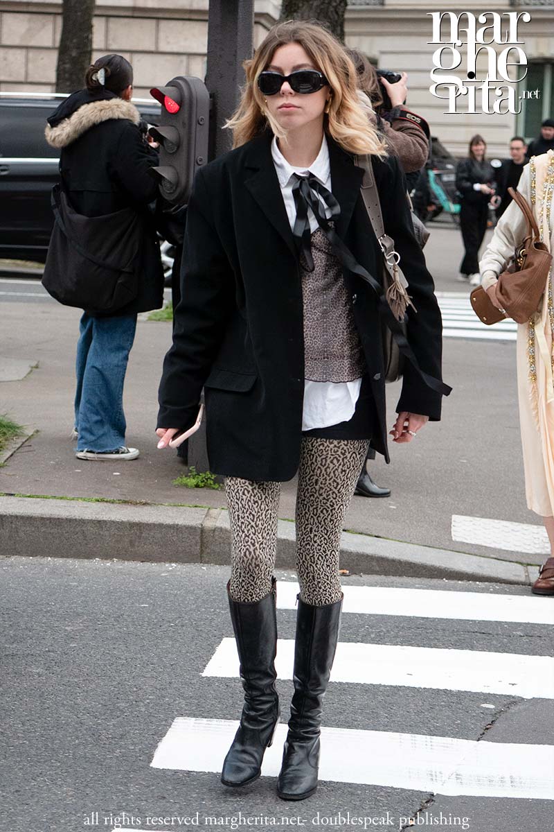 Collant colorati (anche verde veleno). Lo streetstyle da Chanel. Nuove tendenze moda - Foto Charlotte Mesman