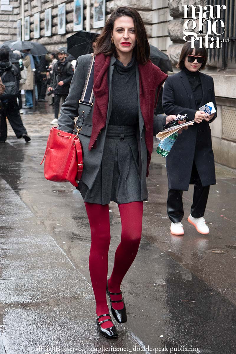 Collant colorati (anche verde veleno). Lo streetstyle da Chanel. Nuove tendenze moda - Foto Charlotte Mesman