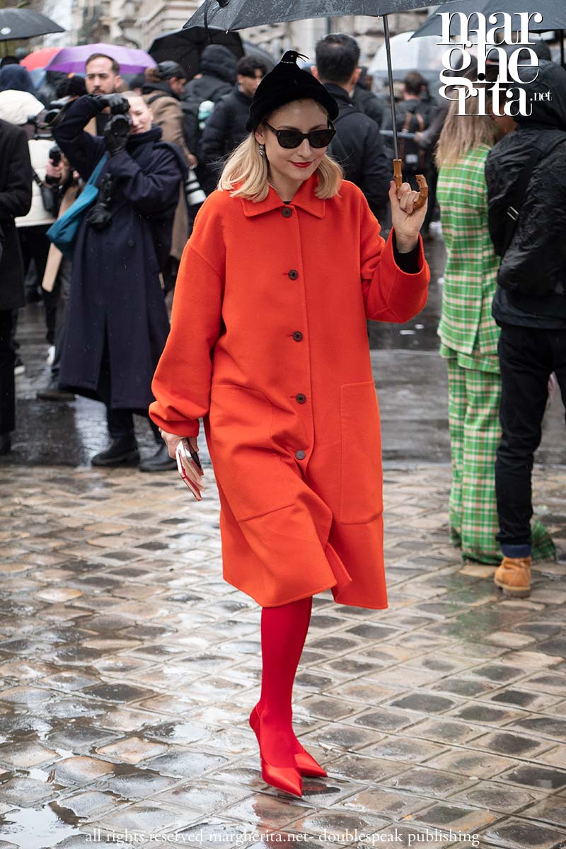 Collant colorati (anche verde veleno). Lo streetstyle da Chanel. Nuove tendenze moda - Foto Charlotte Mesman