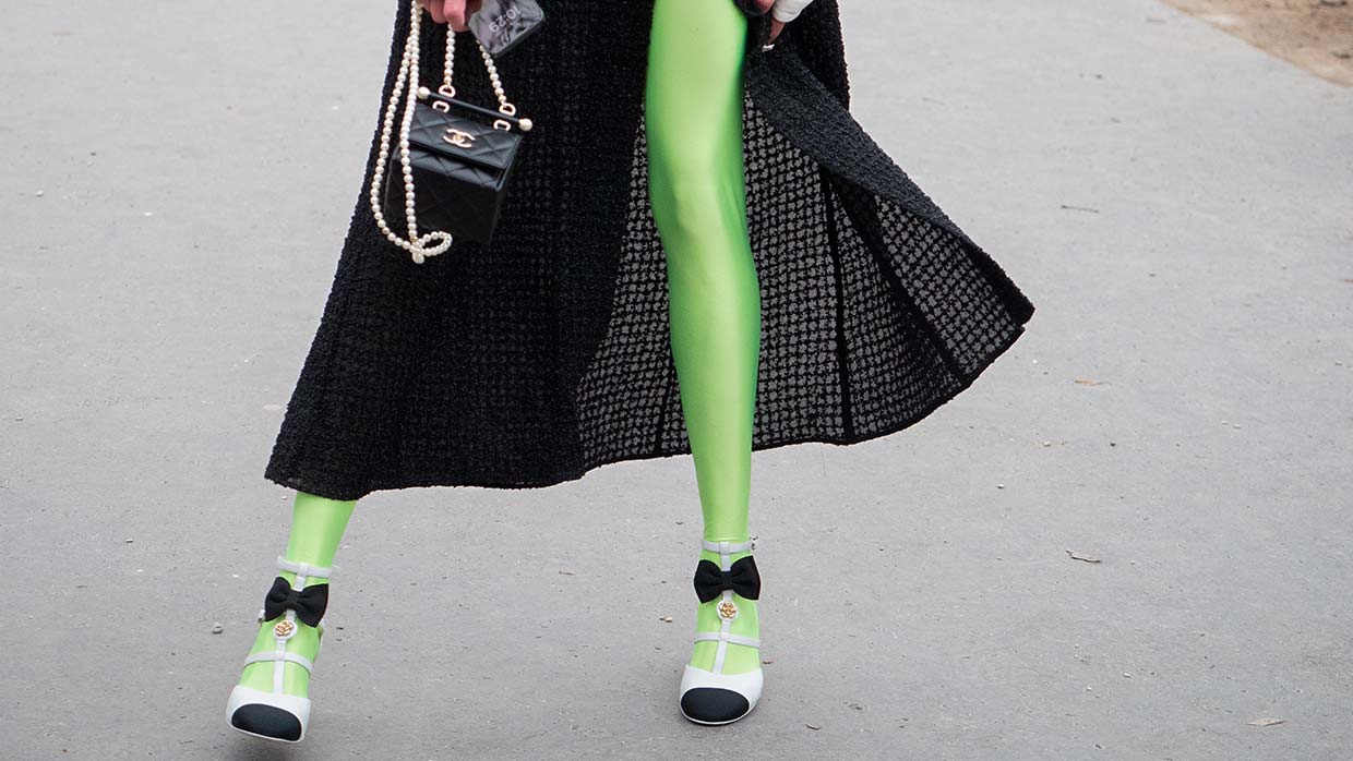 Collant colorati (anche verde veleno). Lo streetstyle da Chanel. Nuove tendenze moda - Foto Charlotte Mesman