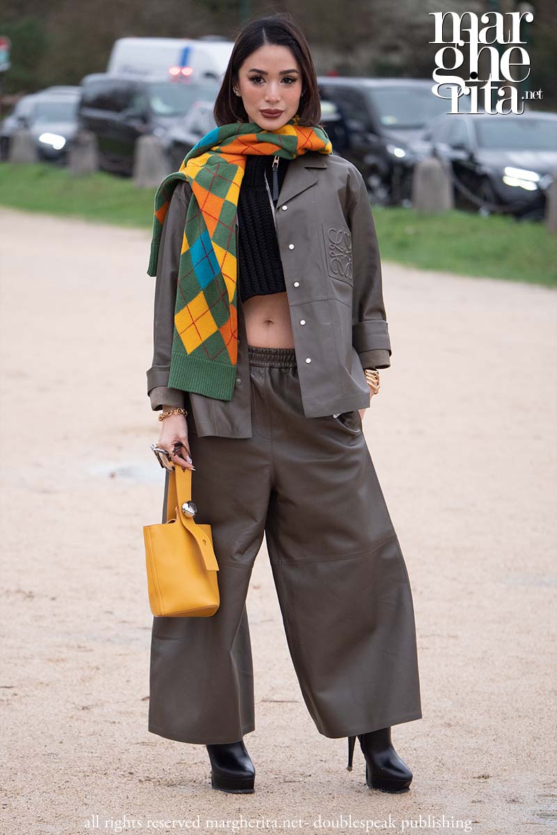 Non serve più la sciarpa con questa tendenza moda per la primavera 2024 - Photo Charlotte Mesman