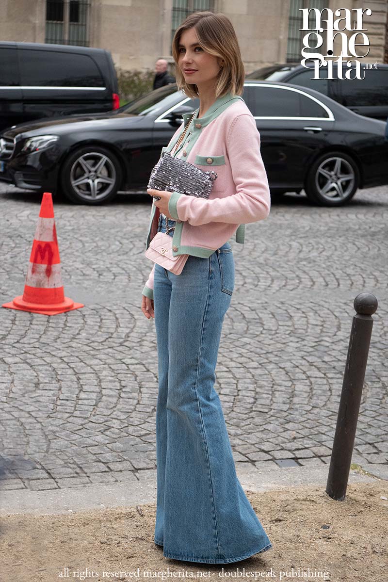 Le tendenze jeans per la primavera 2024 (street style da Chanel) - Photo Charlotte Mesman