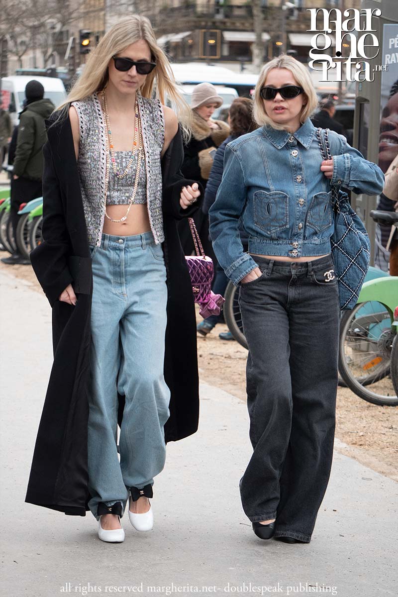 Le tendenze jeans per la primavera 2024 (street style da Chanel) - Photo Charlotte Mesman