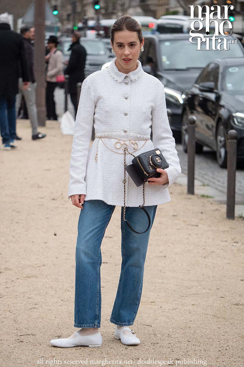 Le tendenze jeans per la primavera 2024 (street style da Chanel) - Photo Charlotte Mesman