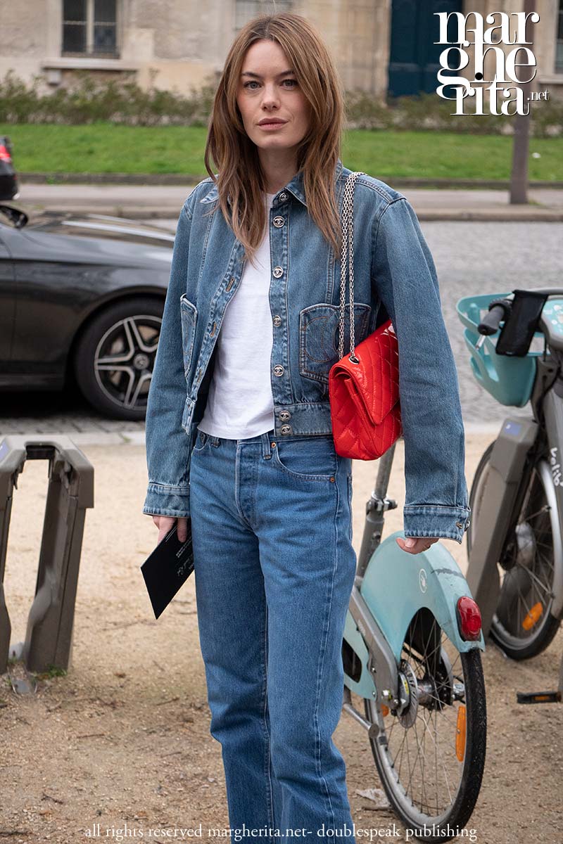 Le tendenze jeans per la primavera 2024 (street style da Chanel) - Photo Charlotte Mesman