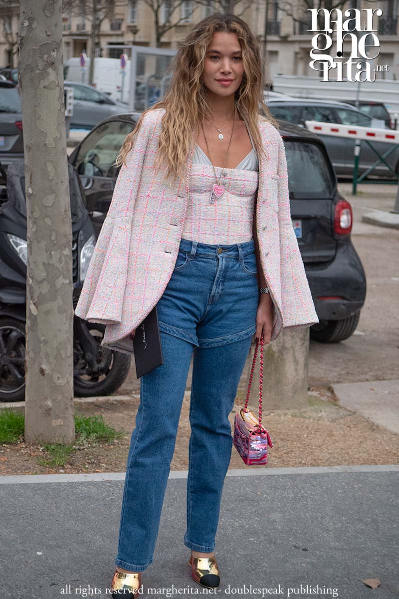 Le tendenze jeans per la primavera 2024 (street style da Chanel) - Photo Charlotte Mesman