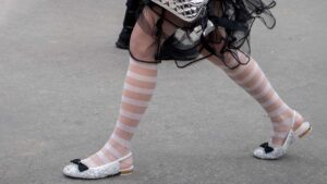 Tendenze scarpe donna primavera 2024. Ballerine e slingback piatte - Photo Charlotte Mesman