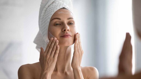 Cura della pelle in estate: come cambia la routine di bellezza durante i mesi caldi