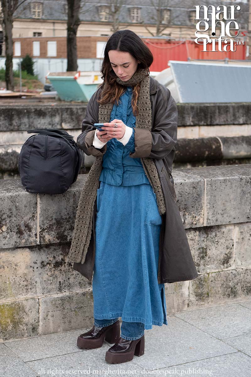 La gonna sopra i pantaloni è brutta? Eppure continuiamo a vedere questa tendenza moda - Photo Charlotte Mesman