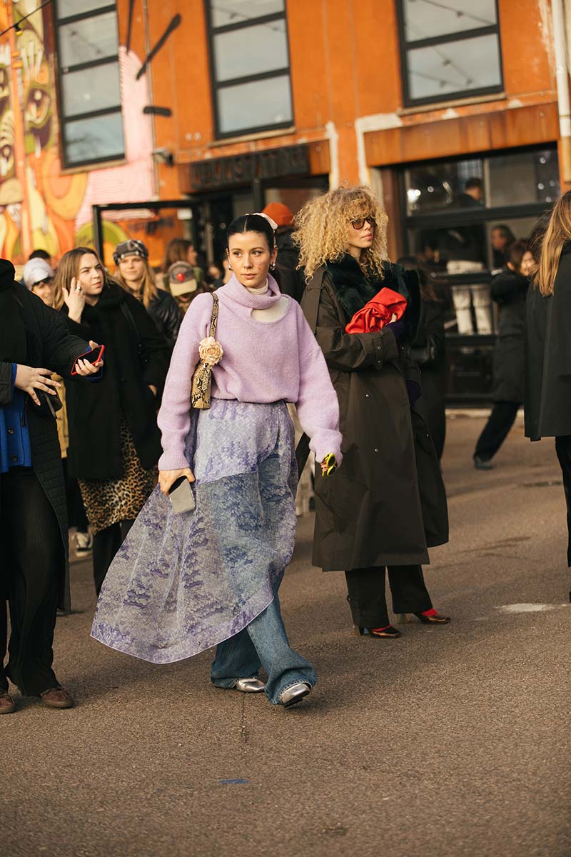 La gonna sopra i pantaloni è brutta? Eppure continuiamo a vedere questa tendenza moda - Photo courtesy of the Copenhagen Fashion Week. Ph. Noor-u-Nisa