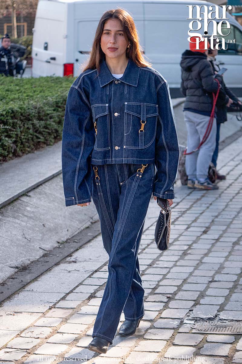 Ecco i look total denim più cool per la primavera 2024 - Photo Charlotte Mesman