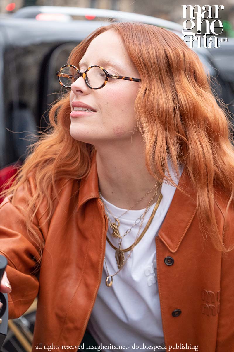 Tendenze moda 2024. Il look da nerd è tornato, ma ora si chiama ‘Librarian core’ - Photo Charlotte Mesman