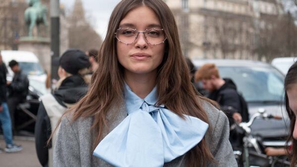 Tendenze moda 2024. Il look da nerd è tornato, ma ora si chiama ‘Librarian core’ - Photo Charlotte Mesman