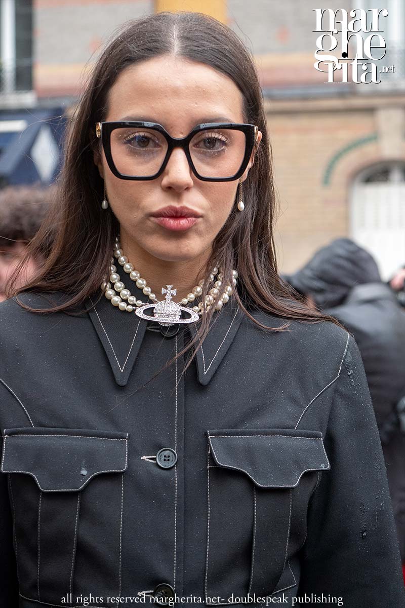 Ecco le principali tendenze dell'eyewear per il 2024 (anche per chi non ne ha davvero bisogno!) - Foto Charlotte Mesman