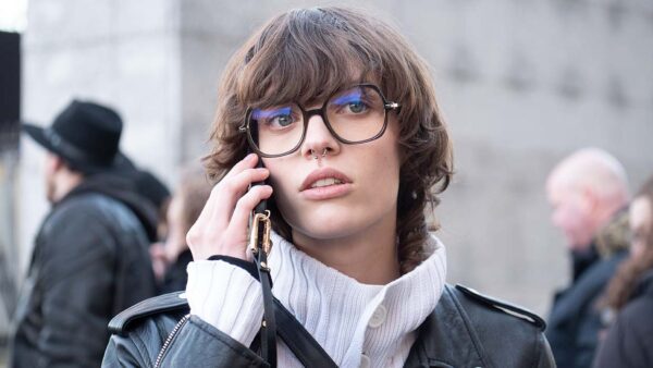 Ecco le principali tendenze dell'eyewear per il 2024 (anche per chi non ne ha davvero bisogno!) - Foto Charlotte Mesman