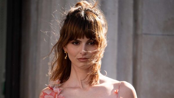Tendenze capelli 2024: capelli di media lunghezza. Come ottenere un look alla francese - Photo Charlotte Mesman