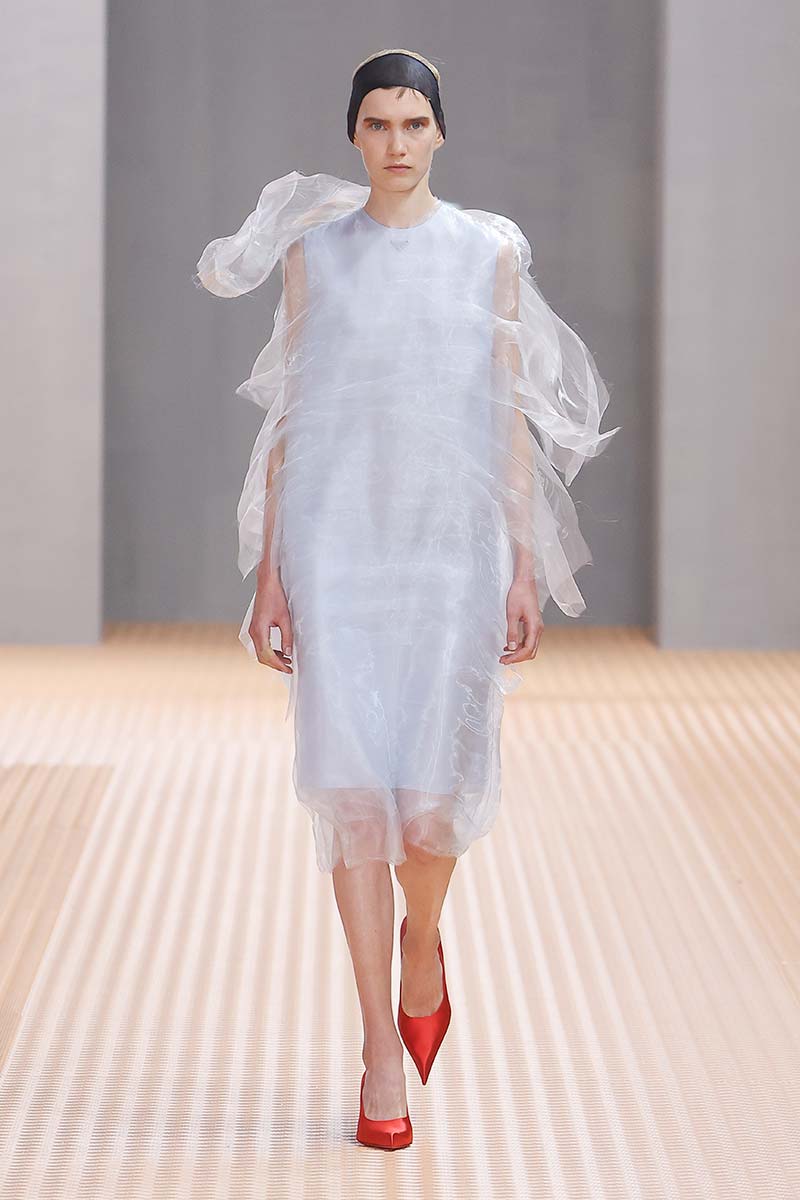 Gli abiti bianchi sono una grande tendenza per l'estate 2024 - Photo courtesy of Prada
