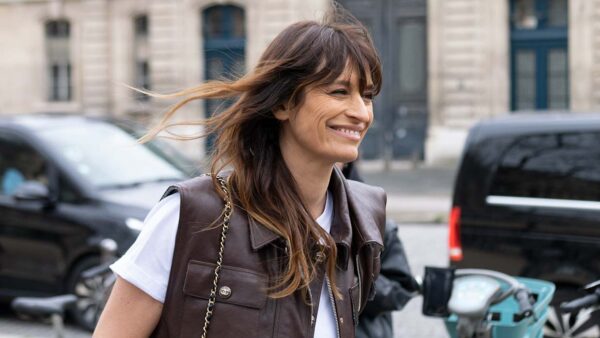 Tendenze capelli 2024. La frangia lunga è qui per restare (e funziona molto bene anche come trucco anti-invecchiamento) - Photo Charlotte Mesman