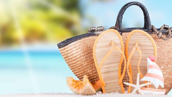 Le borse di rafia sono il trend assoluto della primavera-estate 2024