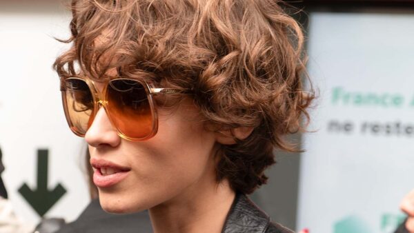 Tendenze capelli 2024 2025. Non esiste un'acconciatura più cool di questo taglio corto e riccio - Photo ADVERSUS