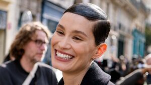 Acconciature wet look con un twist. Tendenze capelli per la primavera estate 2025 - Photo Charlotte Mesman