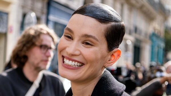 Acconciature wet look con un twist. Tendenze capelli per la primavera estate 2025 - Photo Charlotte Mesman