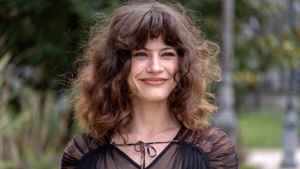 La frangia lunga. Acconciature di tendenza per il 2025 (per avere un look tanto... French Girl!) - Photo Charlotte Mesman