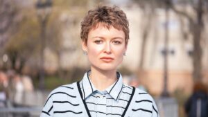 I capelli corti in stile anni '80 sono tornati tra le tendenze capelli donna per il 2025 - Photo Charlotte Mesman