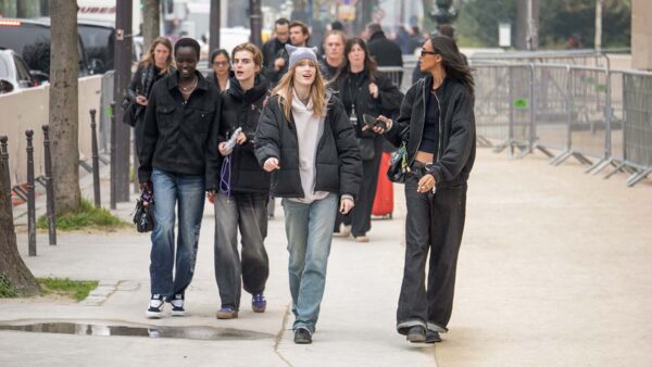 Nuove tendenze jeans per la primavera 2025 (come li portano le modelle!) - Photo Charlotte Mesman