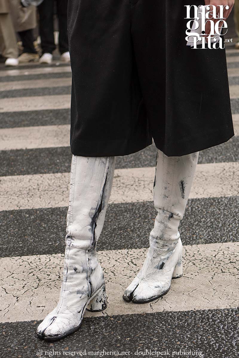 Conoscete le tendenze più sofisticate per le scarpe del 2025 (suggerimento: le Tabi!)? - Photo Charlotte Mesman
