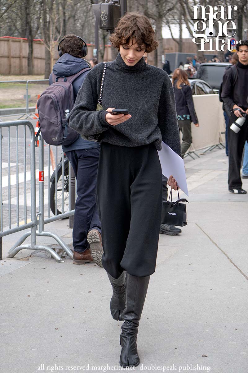 Conoscete le tendenze più sofisticate per le scarpe del 2025 (suggerimento: le Tabi!)? - Photo Charlotte Mesman