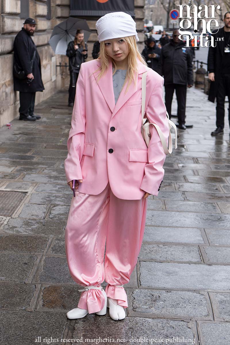 Conoscete le tendenze più sofisticate per le scarpe del 2025 (suggerimento: le Tabi!)? - Photo Charlotte Mesman