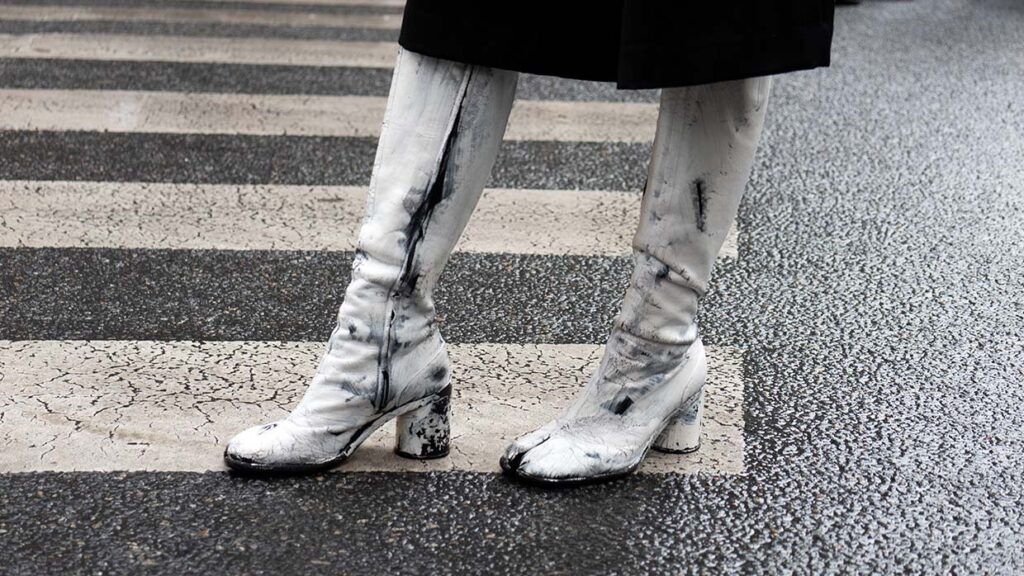 Conoscete le tendenze più sofisticate per le scarpe del 2025 (suggerimento: le Tabi!)? - Photo Charlotte Mesman