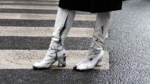 Conoscete le tendenze più sofisticate per le scarpe del 2025 (suggerimento: le Tabi!)? - Photo Charlotte Mesman