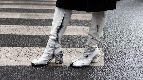 Conoscete le tendenze più sofisticate per le scarpe del 2025 (suggerimento: le Tabi!)? - Photo Charlotte Mesman
